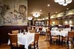 Interior elegante del restaurante con mesas servidas y decoración clásica