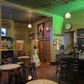 Espacio interior acogedor del Philadelphia Brewing Company con decoración temática