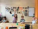 Niños participando en una actividad creativa en el espacio maker de Coco Academy