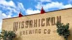 Fachada exterior de Wissahickon Brewing Company con letrero y banderas