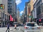 Vista panorámica de Market Street East con tráfico y peatones