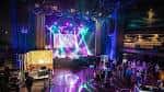 Vista del escenario principal con iluminación de concierto y público en el interior