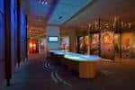 Interior del museo con exhibiciones iluminadas y pasillos modernos