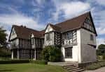 Vista exterior de Blakesley Hall con su característica arquitectura Tudor y fachada de entramado de madera