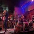 Concierto en vivo en el escenario de Blind Willie's con banda tocando