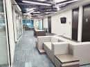 Interior moderno de un espacio común o sala de espera dentro del edificio