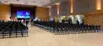 Gran salón de eventos con sillas dispuestas para conferencias o presentaciones