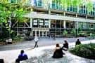 Fachada exterior del Smith Memorial Student Union con estudiantes en el patio