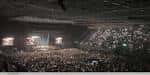Concierto en el Utilita Arena Birmingham con público y escenario iluminado