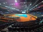 Vista panorámica del interior de la arena con escenario y asientos
