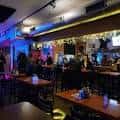 Interior del Driftwood Char Bar con ambiente acogedor y luces cálidas