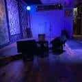 Escenario en el interior del bar con iluminación azul para eventos musicales