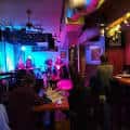 Vista del público disfrutando de una actuación en vivo en el Driftwood Char Bar