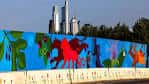 Mural colorido con siluetas de animales y fondo urbano en el Philadelphia Zoo