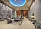 Interior moderno del lobby con iluminación circular y decoración contemporánea
