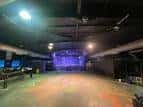 Vista del interior del salón de eventos Network en Sheffield con escenario y luces