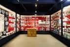 Exposición interior del Museo de Medicina con vitrinas iluminadas y objetos históricos