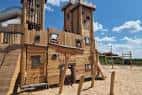 Detalle arquitectónico de la torre de madera del área de juegos al aire libre