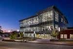 Vista exterior del Wellness and Recreation Center al atardecer