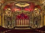 Interior del auditorio del Ohio Theatre con decoración dorada y cortinas rojas