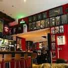 Interior del bar con decoración temática y barra de servicio