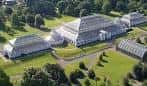 Vista aérea de los jardines botánicos con sus grandes estructuras de cristal