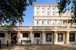 Fachada principal del Instituto de Arte Contemporáneo rodeado de árboles en un día soleado
