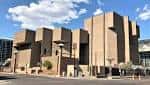 Vista exterior del Symphony Hall en Phoenix con arquitectura moderna y cielo azul