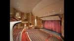 Interior del auditorio del Symphony Hall con butacas rojas y cortinas escénicas