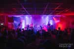 Concierto en vivo en el interior del club con iluminación escénica