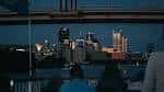 Vista nocturna del skyline de Pittsburgh desde un barco turístico en el río