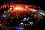 Vista panorámica del interior del South Side Ballroom con escenario iluminado y multitud de asistentes