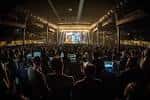 Evento en el South Side Ballroom con público sentado frente a pantalla grande