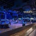Área de recepción o barra dentro del venue con decoración moderna y luces ambientales