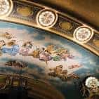 Cielo pintado del techo del Byham Theater con figuras alegóricas y detalles dorados