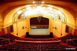 Vista general del auditorio del Byham Theater con butacas rojas y escenario iluminado