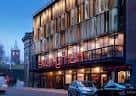 Vista exterior del Everyman Theatre Liverpool al atardecer
