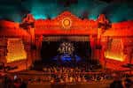 Vista interior del escenario del Aztec Theatre con iluminación cálida y detalles arquitectónicos