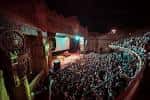 Auditorio lleno durante un evento en el Aztec Theatre, vista desde la parte superior