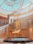 Atrio principal del hotel con cúpula de cristal y escaleras curvas