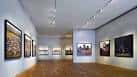 Interior de una sala de exposiciones con obras fotográficas colgadas