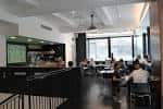 Cafetería dentro del espacio cultural con personas sentadas