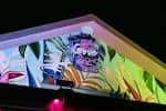 Fachada del Grove Soho con iluminación de neón y arte mural