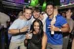 Grupo de personas celebrando en el interior del Grove Soho