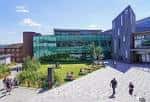 Vista exterior del Sheffield Students' Union con fachada de cristal y áreas verdes