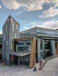Área de acceso al Sheffield Students' Union con estructura arquitectónica contemporánea
