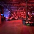 Vista del interior del Rock Box con ambiente festivo y luces rojas