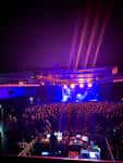 Vista interior del Manchester Academy durante un concierto con iluminación escénica y multitud