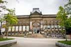 Vista frontal del Leeds City Museum con su fachada neoclásica y escalinata principal