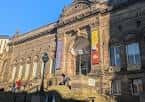 Detalle arquitectónico de la entrada principal del museo bajo luz solar